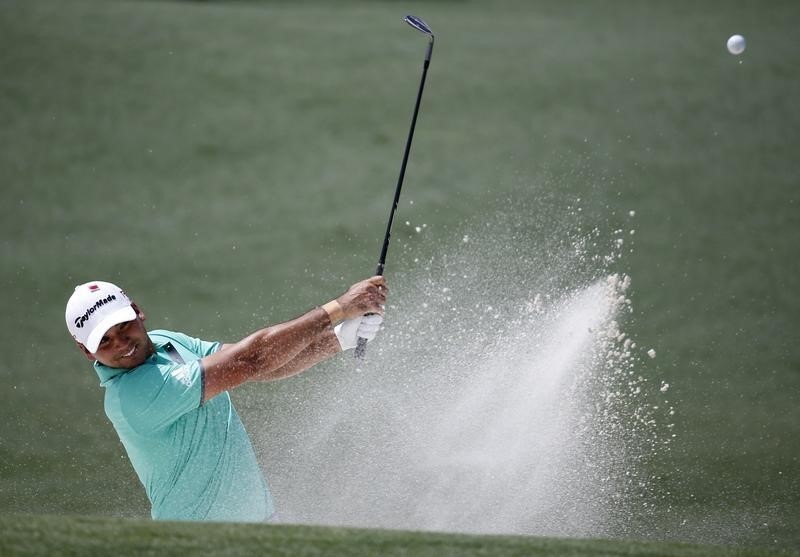 © Reuters. Jason Day of Australia hits out of a sand trap and onto the second green during first round play of the Masters golf tournament at the Augusta National Golf Course in Augusta