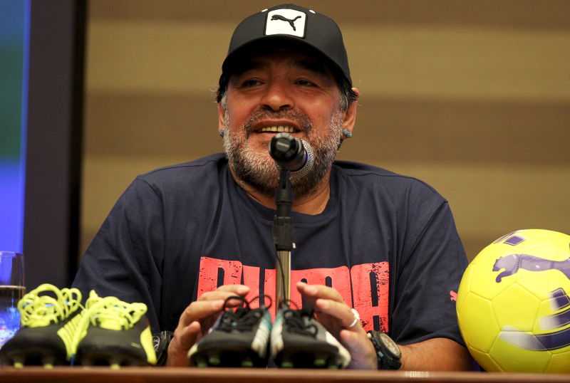 © Reuters. Maradona califica de "corrupto" a Blatter y pide que salga de la FIFA