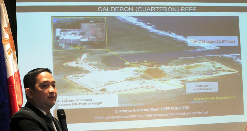 © Reuters. Francisco Acedillo shows a slide of China's reclamation work in the Spratly as he called for a creative strategy to deal with the maritime territorial dispute during a Foreign Correspondent of the Philippines (FOCAP) meeting in Manila