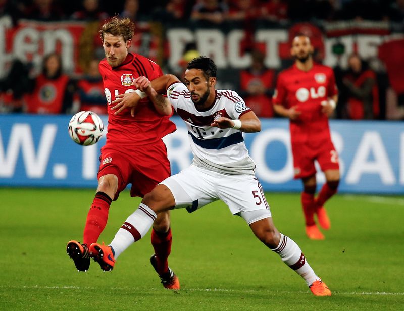 © Reuters. Kiessling of Leverkusen challenges Benatia of Bayern Munich during their quarter-final German Cup (DFB-Pokal) soccer match in Leverkusen