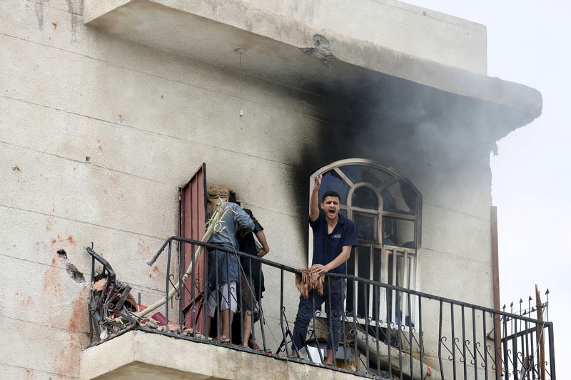 © Reuters. ضربة جوية تصيب أهدافا عسكرية في صنعاء