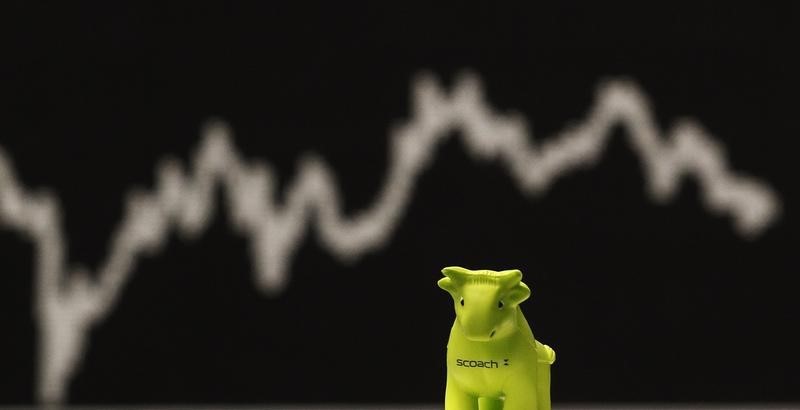 © Reuters. Фигурка быка на фоне графика на фондовой бирже во Франкфурте-на-Майне
