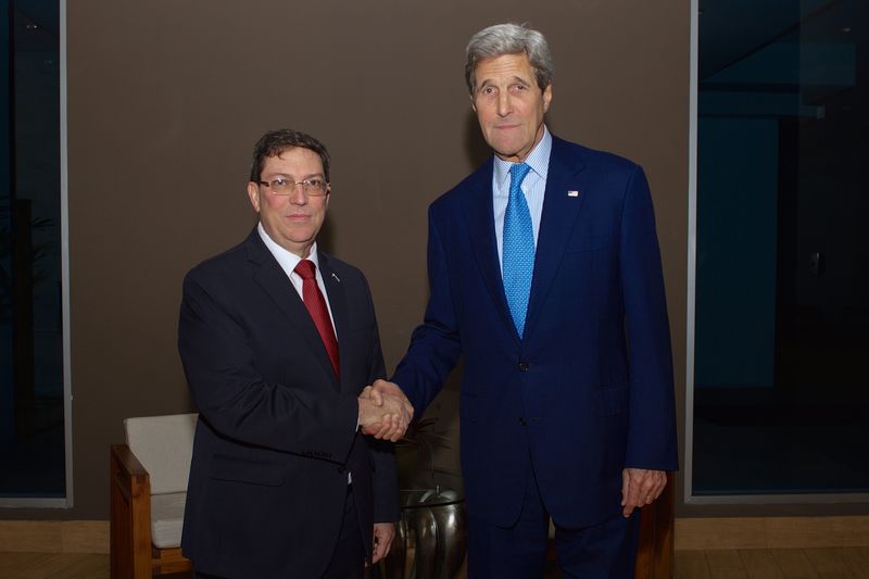 © Reuters. El secretario de Estado estadounidense, John Kerry (derecha), da la mano al canciller cubano, Bruno RodrÃ­guez, en Ciudad de PanamÃ¡, PanamÃ¡