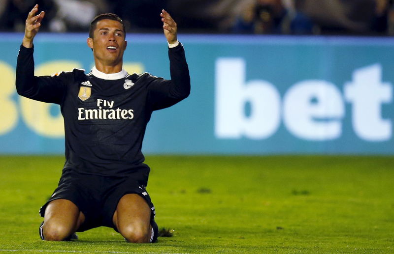 © Reuters. Real Madrid's Ronaldo reacts after a referee's call during their Spanish first division soccer match against Rayo Vallecano