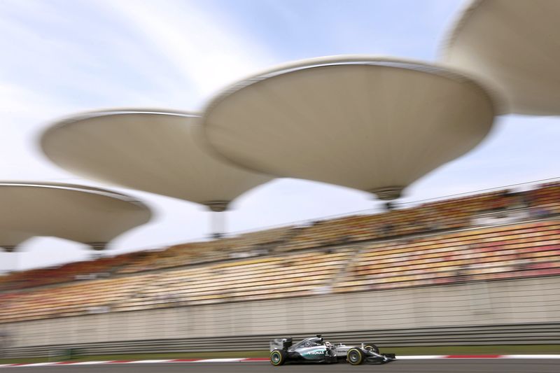 © Reuters. Hamilton supera a Raikkonen en los entrenamientos de China