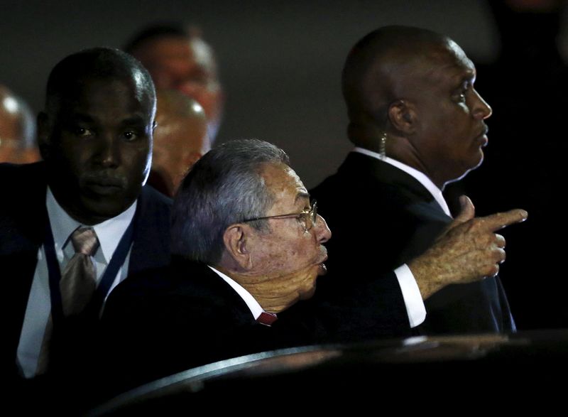 © Reuters. Cuba's President Raul Castro addresses the media after arriving in Panama City