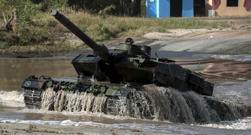 © Reuters. Leopard 2 tank takes part in rehearsal for training and information day of Bundeswehr in Munster