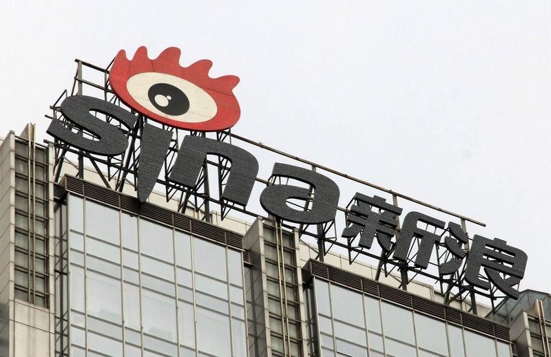 © Reuters. Company logo of Sina Corp is seen atop their headquarters in Beijing