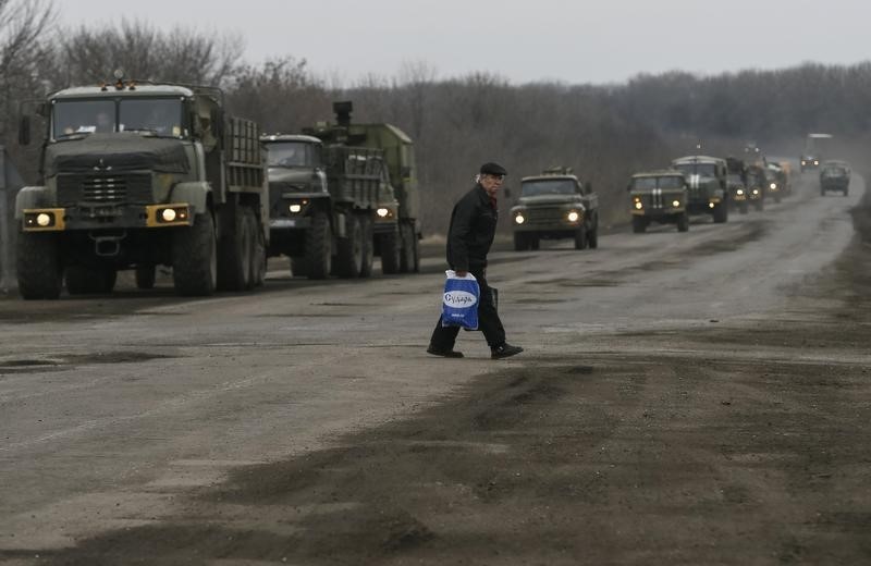 © Reuters. الجيش الأوكراني والمتمردون يتبادلون الاتهامات بتصعيد الهجمات