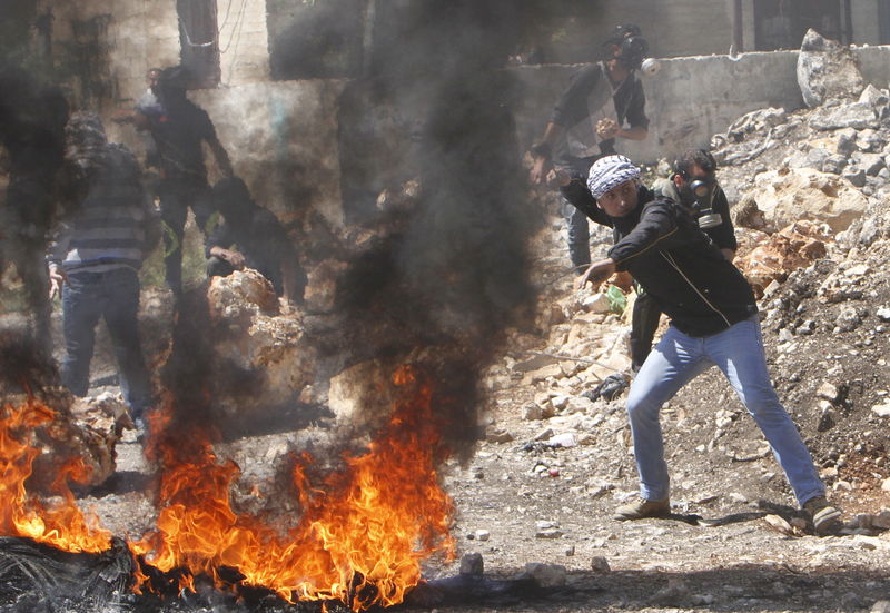 © Reuters. القوات الإسرائيلية تقتل فلسطينيا في جنازة بالضفة الغربية