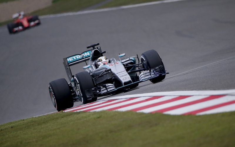 © Reuters. Piloto da Mercedes Lewis Hamilton em treino livre para o GP da China de Fórmula 1 em Xangai