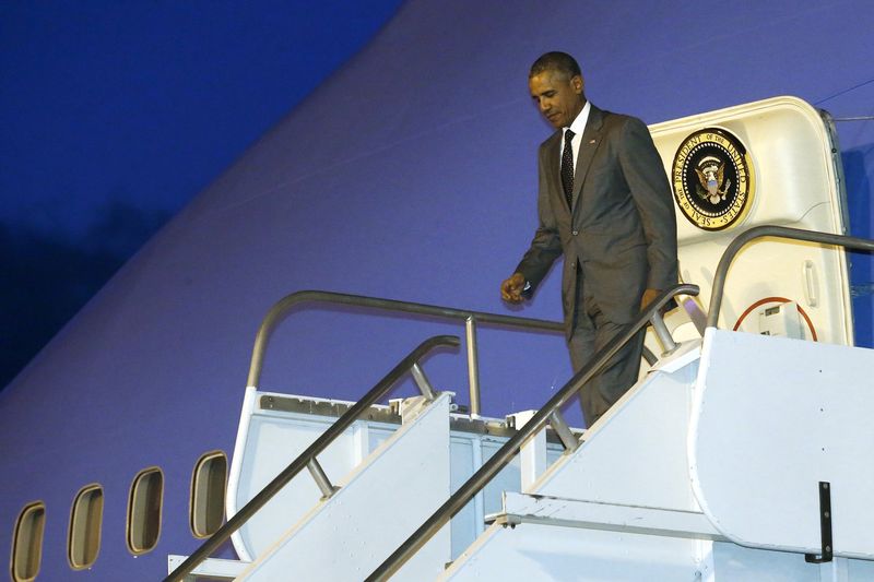 © Reuters. Presidente dos EUA, Barack Obama, desembarca na Cidade do Panamá