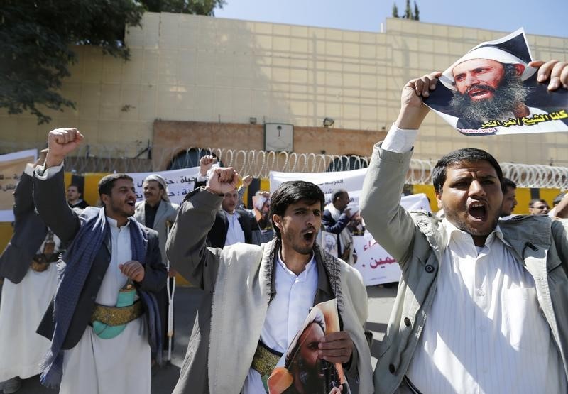 © Reuters. الضربات الجوية على اليمن تؤجج المشاعر الوطنية والطائفية في السعودية