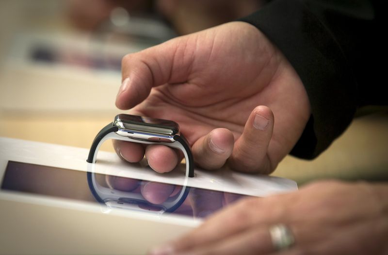 © Reuters. Una multitud se congrega en Australia para conocer el Apple Watch