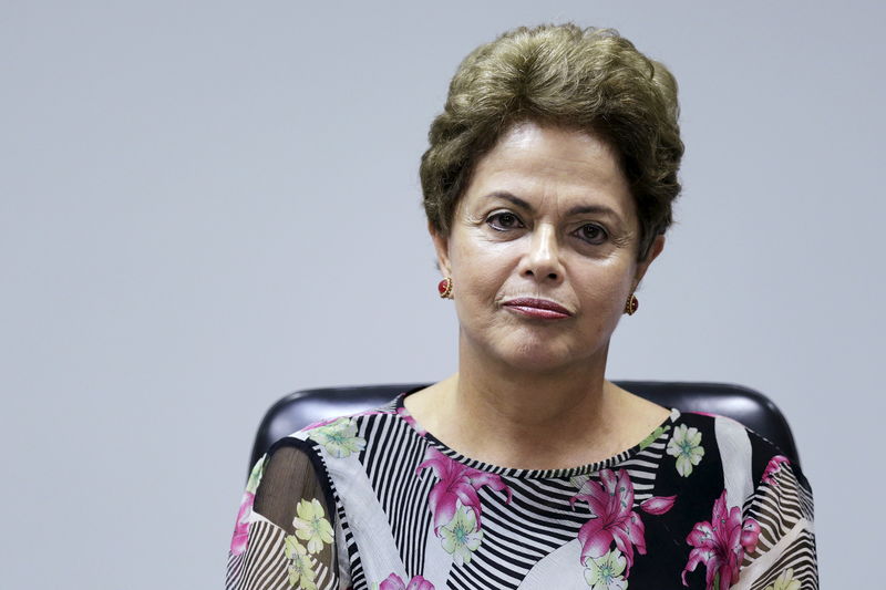© Reuters. Brazil's President Dilma Rousseff reacts during a meeting with the National Front of Mayors at the Planalto Palace in Brasilia