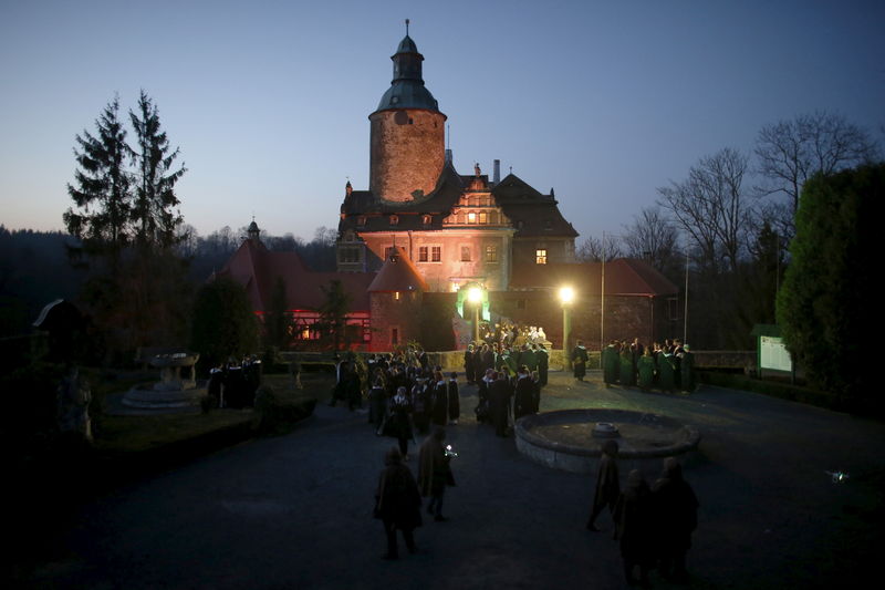 © Reuters. Seguidores de Harry Potter se convierten en magos en un castillo de Polonia