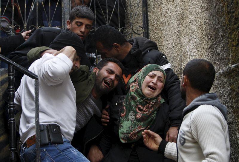 © Reuters. Familiares de palestino de 27 anos Ziad Awad durante seu funeral em Beit Omar, perto de Hebron, na Cisjordânia