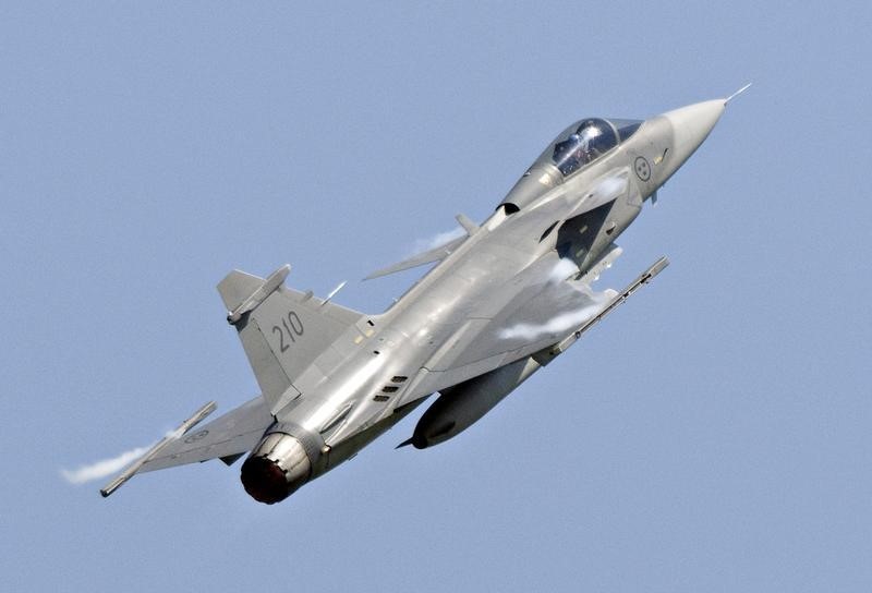 © Reuters. Foto de arquivo de uma caça da Saab JAS 39C Gripen em voo de exibição em Eslov