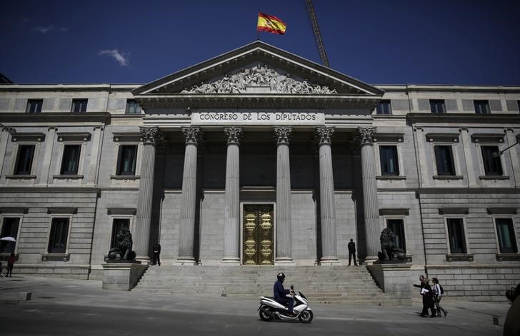 © Reuters. Bandeira espanhola no Parlamento em Madri