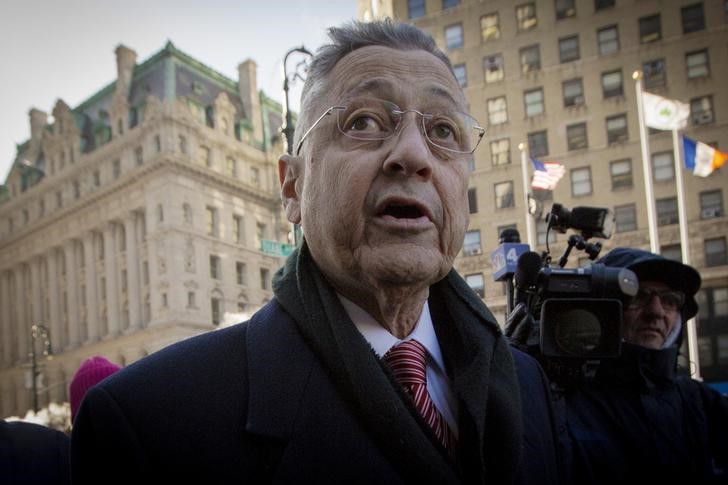 © Reuters. Former New York Assembly speaker Sheldon Silver arrives for his arraignment hearing, at the U.S. Federal Courthouse in the Manhattan borough of New York