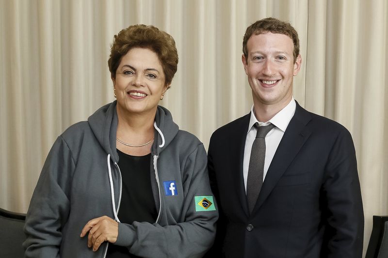 © Reuters. Presidente Dilma Rousseff se reúne com fundador do Facebook, Mark Zuckerberg 