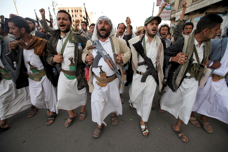 © Reuters. Seguidores do movimento houthi protestam contra os ataques aéreos da Arábia Saudita