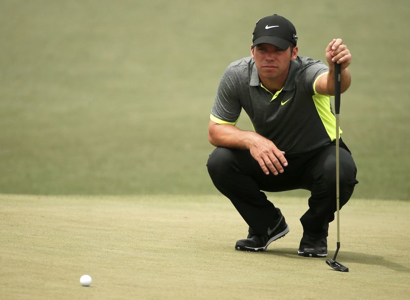 © Reuters. Paul Casey of Britain looks over his putt on the second green during second round play of the Masters golf tournament at the Augusta National Golf Course in Augusta