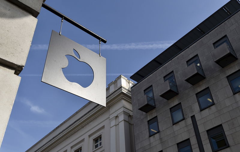 © Reuters. A sign is seen outside the Apple Store in Covent Garden in London