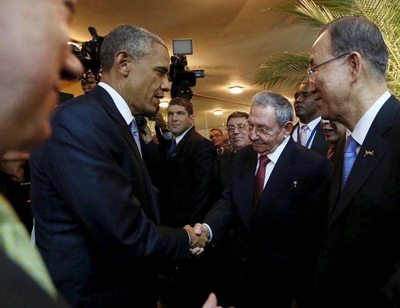 © Reuters. POIGNÉE DE MAINS OBAMA-CASTRO AU SOMMET DES AMÉRIQUES