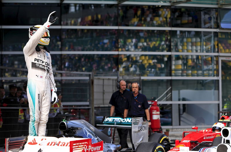 © Reuters. Hamilton consigue en China su tercera pole del campeonato