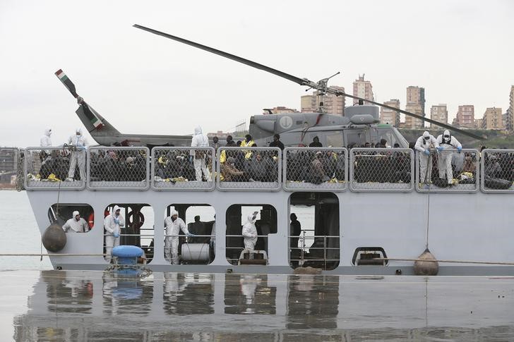 © Reuters. Un muerto y casi 1.000 inmigrantes, rescatados en el mar por Italia 