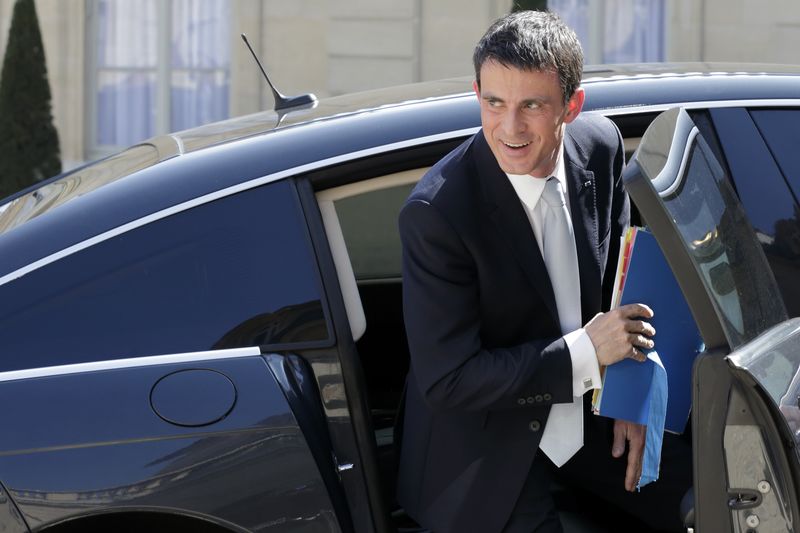 © Reuters. VALLS SALUE LA MOTION AUBRY-CAMBADÉLIS POUR LE CONGRÈS DU PS