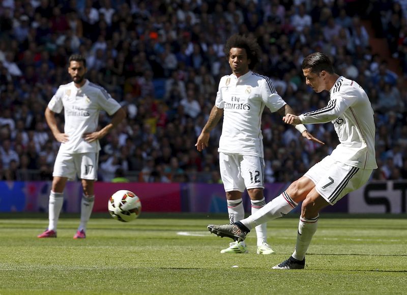 © Reuters. Ronaldo marca el primer gol en el 3-0 contra el Eibar