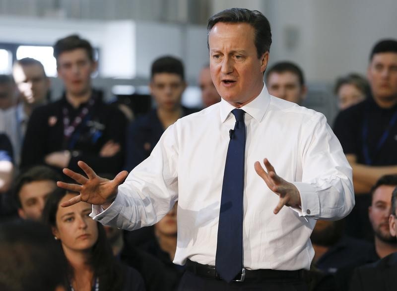 © Reuters. Britain's Prime Minister David Cameron speaks during a question and answer session at the National Grid Training Centre in Sherwood, England