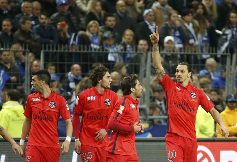 © Reuters. Paris St Germain's Ibrahimovic celebrates with teammates after scoring a penalty during their French League Cup final soccer match against Bastia at the Stade de France stadium in Saint-Denis