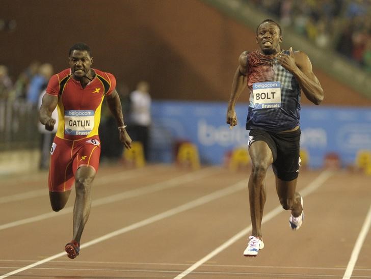© Reuters. Bolt of Jamaica runs next to Gatlin of the U.S. on his way to win the men's 100 metres during the IAAF Diamond League athletics meeting in Brussels