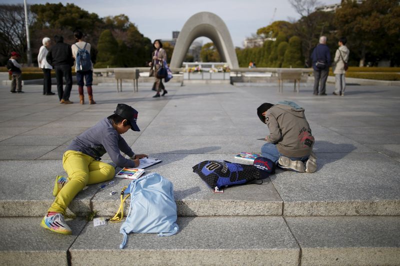 © Reuters. Children make a sketch of a cenotaph for the victims of the 1945 atomic bomb, in the Peace Memorial Park in Hiroshima