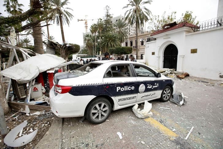 © Reuters. مسلحون يهاجمون سفارة كوريا الجنوبية في طرابلس ومقتل حارسين ليبيين