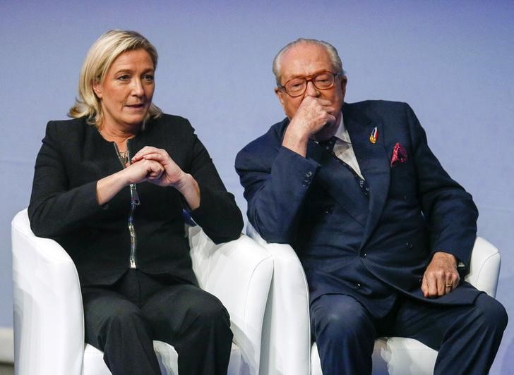 © Reuters. Marine Le Pen, France's National Front political party leader, sits next to her father Jean-Marie Le Pen during the French far-right party's congress in Lyon
