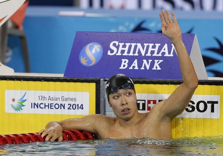 © Reuters. Hagino reacts after winning the men's 200m individual medley final at the swimming competition during the 17th Asian Games in Incheon