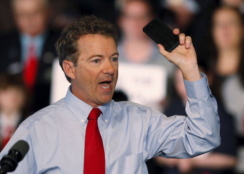 © Reuters. U.S. Senator Rand Paul (R-KY), a 2016 Republican White House hopeful, gestures with his cell phone as he speaks at a campaign event in Milford, New Hampshire