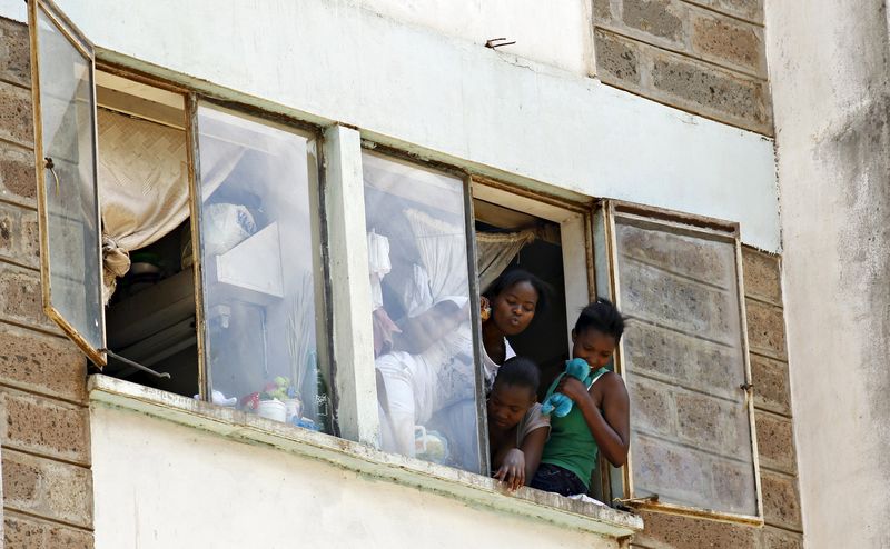 © Reuters. Students at the University of Nairobi look down from the window at the Kimberly ladies hostels at the Kikuyu campus