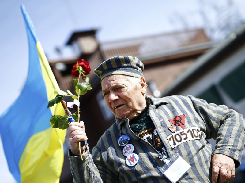 © Reuters. Survivor Mischtschuk from Ukraine arrives to the former Nazi concentration camp Buchenwald near Weimar