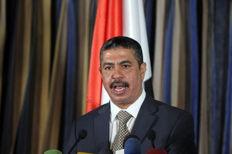 © Reuters. مسؤولون: الرئيس اليمني يعين رئيس الوزراء السابق خالد بحاح نائبا له