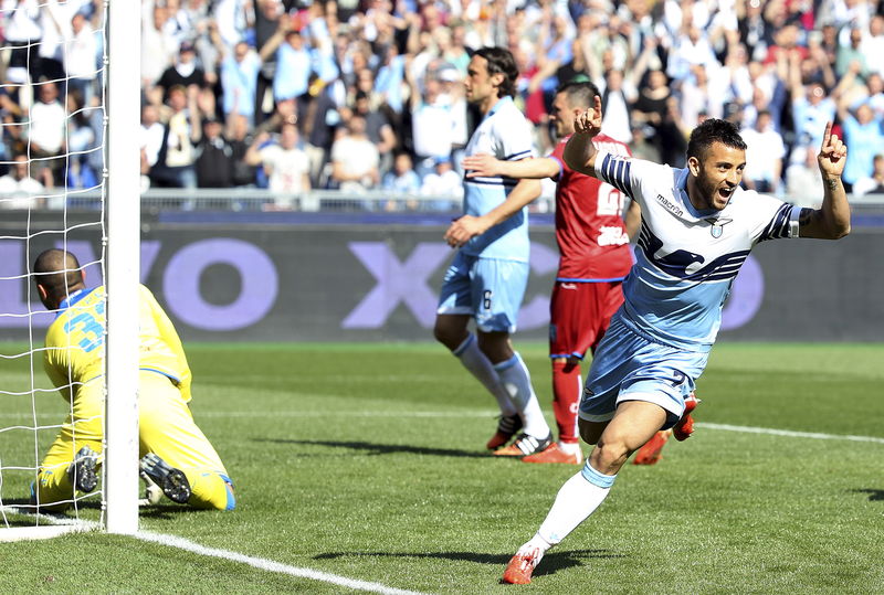 © Reuters. Lazio's Felipe Andreson celebrates after scoring during their Italian Serie A soccer match against Empoli at the Olympic stadium in Rome