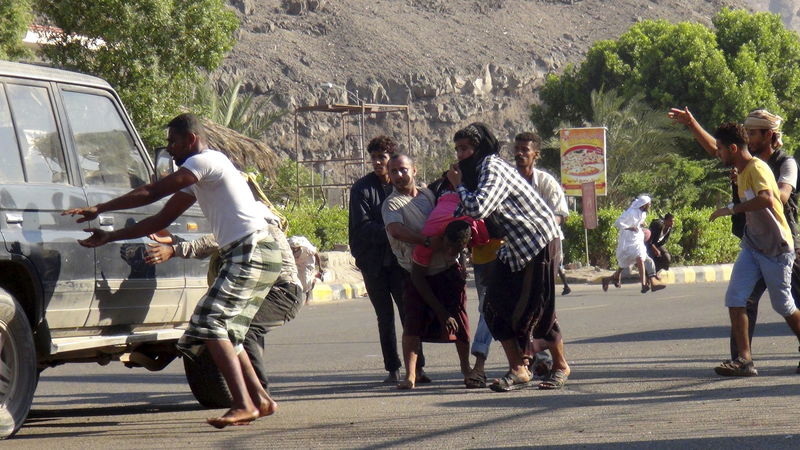 © Reuters. انتشال القتلى والمصابين في اليمن ربما يكون مجازفة خطيرة