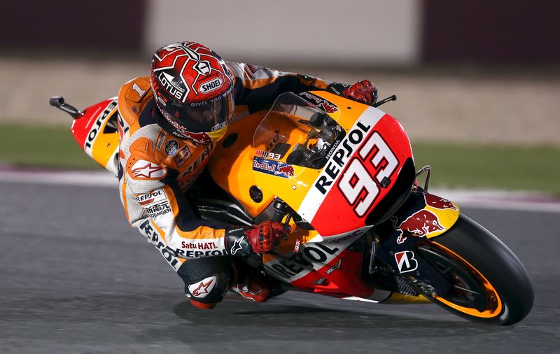 © Reuters. Honda MotoGP rider Marquez of Spain rides his bike during the Qatar MotoGP Grand Prix at the Losail International circuit in Doha