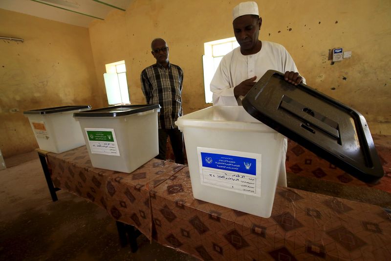 © Reuters. السودانيون يدلون بأصواتهم يوم الاثنين في انتخابات تقاطعها المعارضة