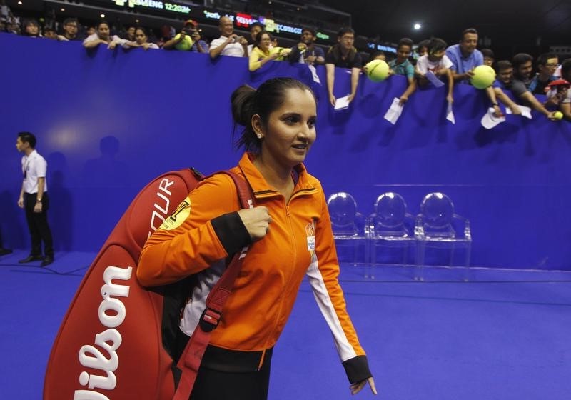 © Reuters. Micromax Indian Aces' Sania Mirza of India arrives on court for her warm-up at the International Premier Tennis League (IPTL) in Singapore