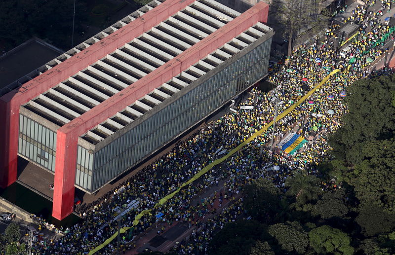 © Reuters. Manifestantes protestam contra Dilma em São Paulo